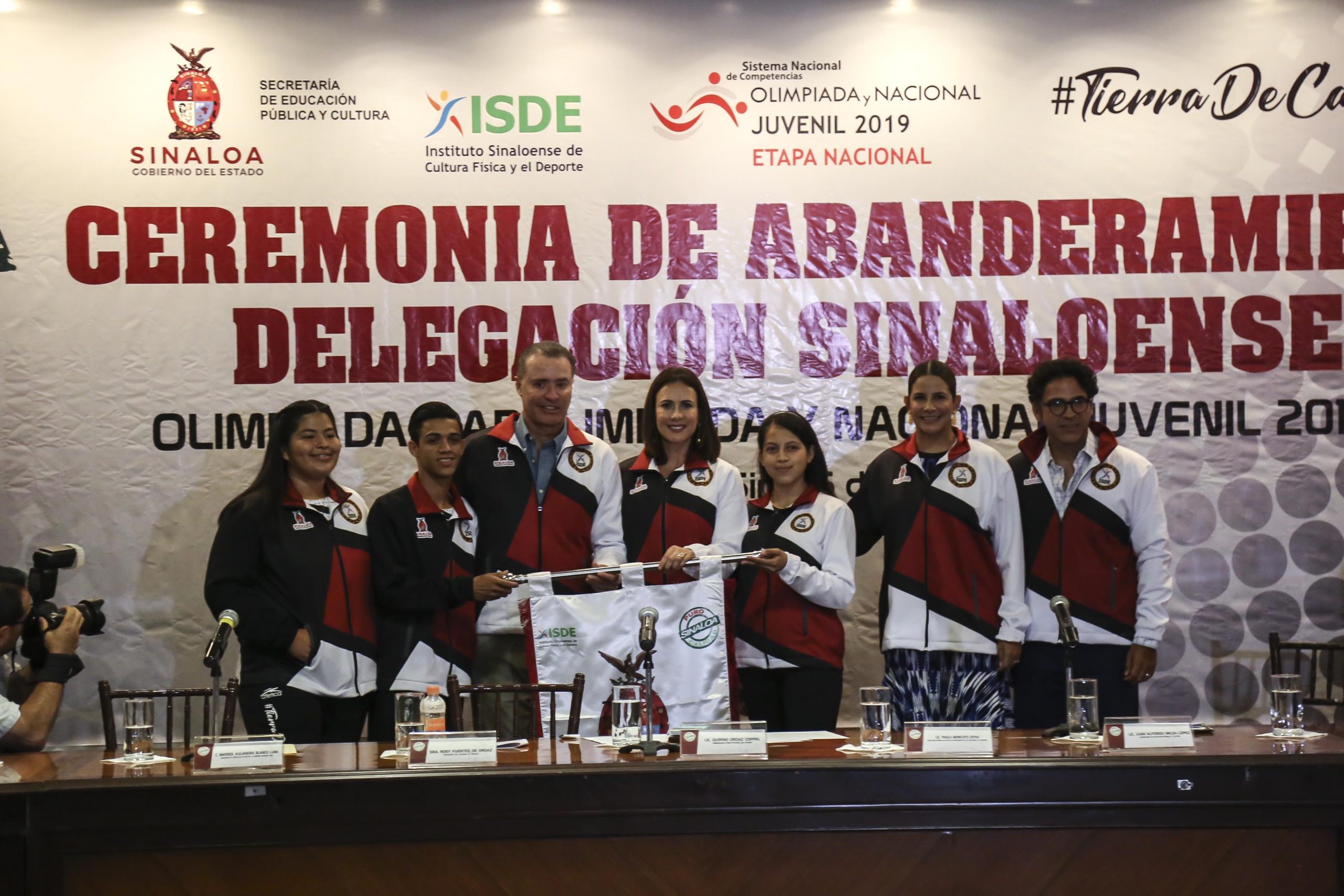 GOBERNADOR ABANDERA A DELEGACIÓN SINALOENSE