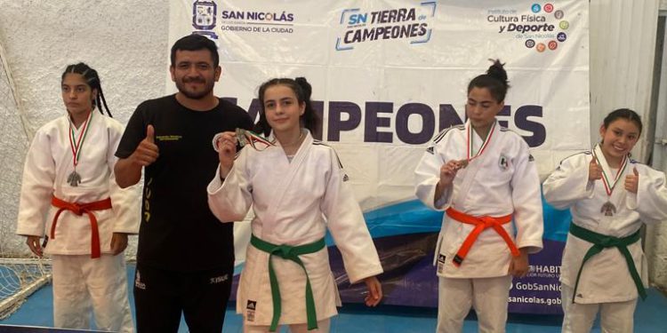 Obtiene Ana Lucía medalla de oro