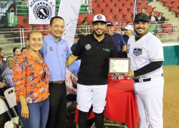 Inaugura Julio Cascajares Liga de Softbol Medios