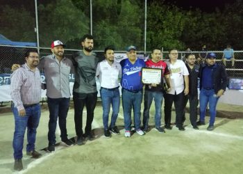 Batea Julio Cascajares primera bola en inauguración de Softbol Romero’s League