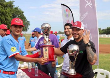 Batea y premia Julio César Cascajares en Liga Municipal de Beisbol de Navolato