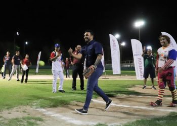 Julio César Cascajares lanza primera bola en la inauguración Liga de softbol de Navolato