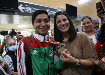 AL SON DEL SINALOENSE RECIBEN AL CAMPEÓN DEL MUNDO,             JUAN DIEGO GARCÍA LÓPEZ