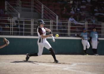 EN EL SOFTBOL SE DIVIDEN TRIUNFOS