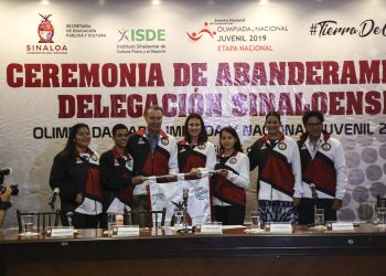 GOBERNADOR ABANDERA A DELEGACIÓN SINALOENSE