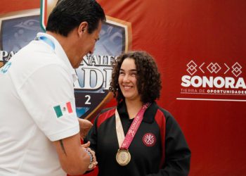 Claudia Aguirre da a Sinaloa primer oro en Paranatación