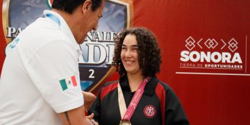 Claudia Aguirre da a Sinaloa primer oro en Paranatación