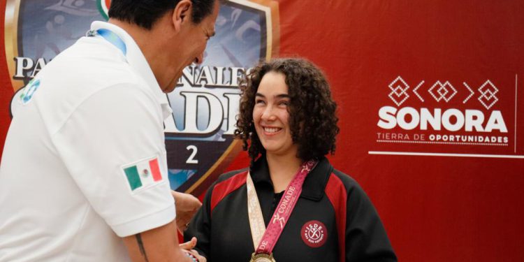 Claudia Aguirre da a Sinaloa primer oro en Paranatación