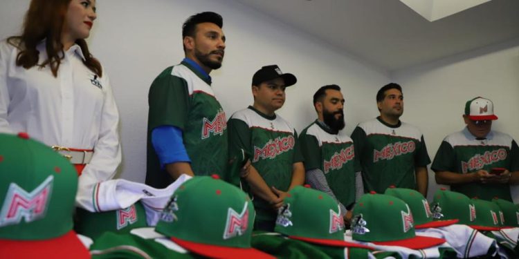 La selección mexicana U10 recibe sus uniformes