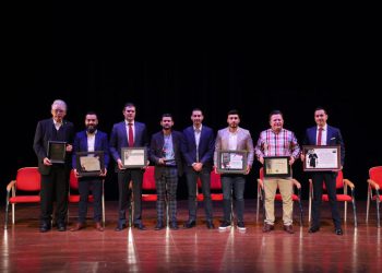 César Ramos recibe reconocimiento en su tierra