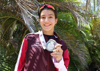Victoria Medina gana plata en triatlón
