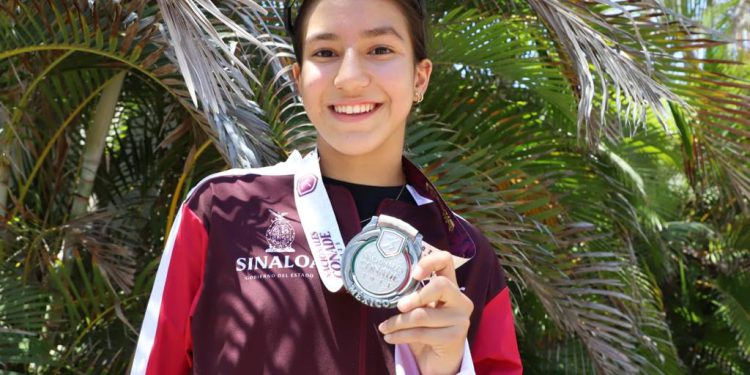 Victoria Medina gana plata en triatlón