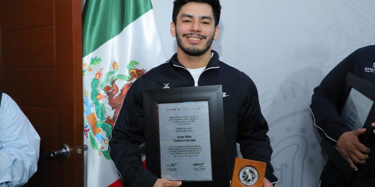 ADÁN CÁRDENAS ABANDERADO PARA EL SALVADOR 2023