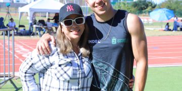 Román Carvajal Morales, quien acaba de perder a sus abuelos, logra oro y plata en el Zonal, ahora va por el boleto al Macro Regional de Atletismo