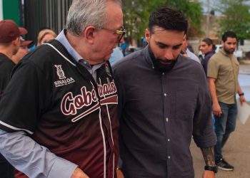 Entre porras y aplausos inaugura Rocha Moya el Torneo de Softbol STASE 2024.