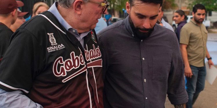 Entre porras y aplausos inaugura Rocha Moya el Torneo de Softbol STASE 2024.