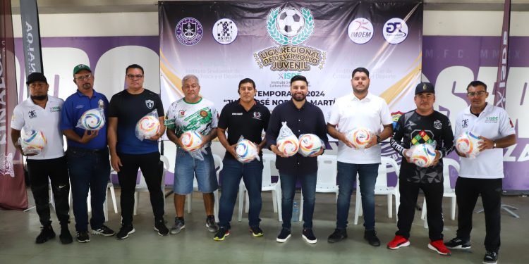 SE PONE BELLO EL ISDE Y ENTREGA UNIFORMES Y BALONES