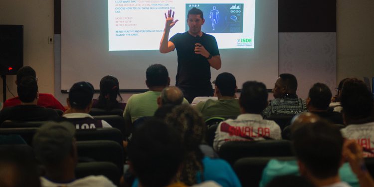 Capacitan entrenadores para Nacionales CONADE 2025