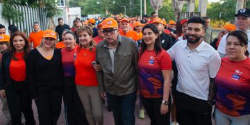 Rocha Moya da el banderazo inicial de La Caminata Naranja