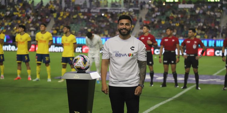 Entrega JCCR balón en duelo América-Mazatlán