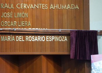 La taekwondoín María del Rosario Espinoza escribe su nombre en el Muro de Honor del Congreso del Estado