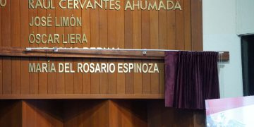 La taekwondoín María del Rosario Espinoza escribe su nombre en el Muro de Honor del Congreso del Estado