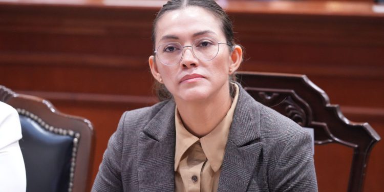 La taekwondoín María del Rosario Espinoza escribe su nombre en el Muro de Honor del Congreso del Estado