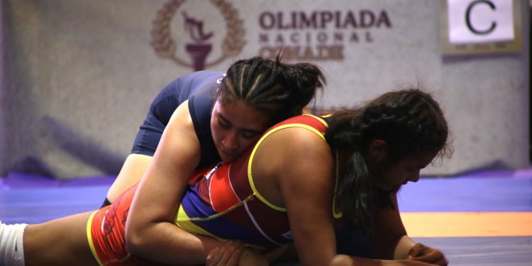 Camila Castro gana medalla de bronce en Lucha