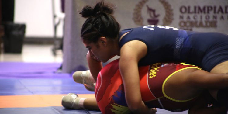 Camila Castro gana medalla de bronce en Lucha