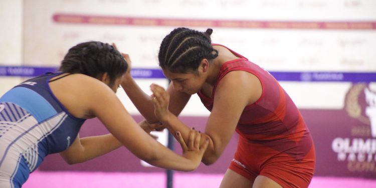 Camila Castro gana medalla de bronce en Lucha