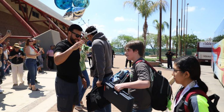 Recibe Julio Cascajares a la delegación de Tiro Deportivo; llegan cargados de medallas