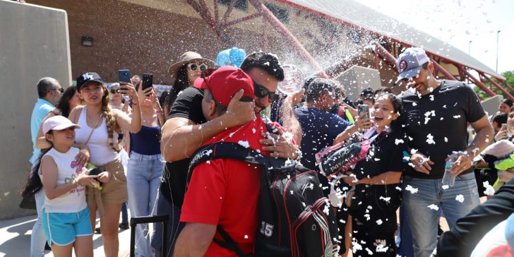 Recibe Julio Cascajares a la delegación de Tiro Deportivo; llegan cargados de medallas