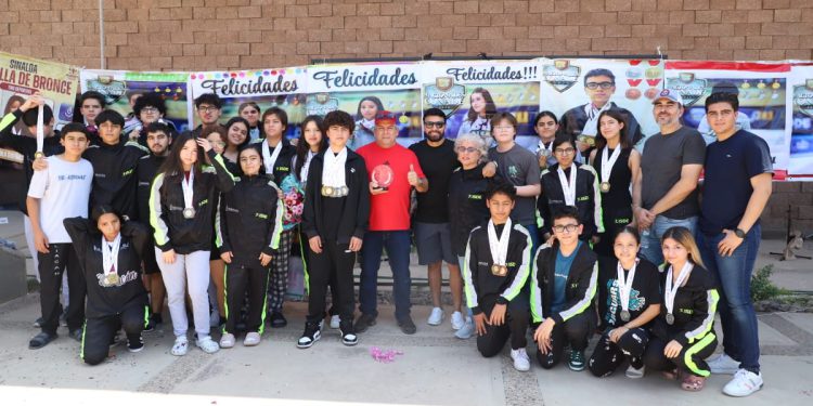 Recibe Julio Cascajares a la delegación de Tiro Deportivo; llegan cargados de medallas