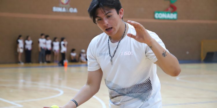 Comparten medallista de ON sus conocimientos en Beisbol 5