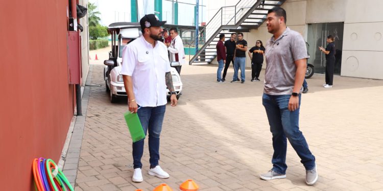 Entrega ISDE material deportivo a Juan José Ríos