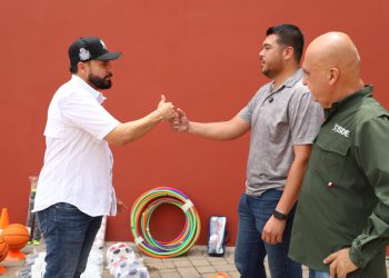 Entrega ISDE material deportivo a Juan José Ríos