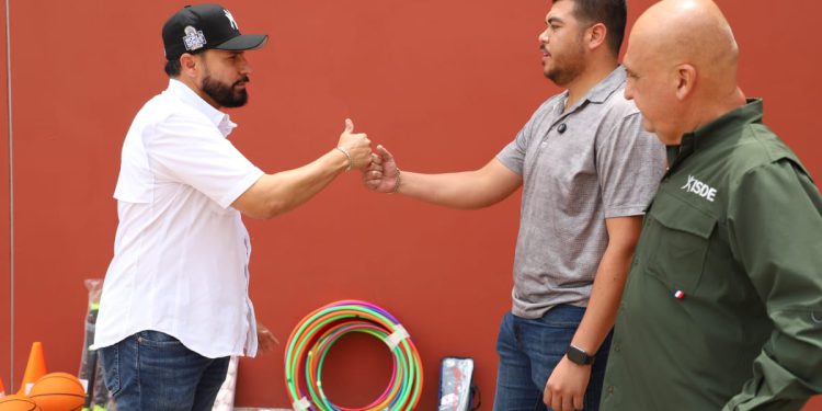 Entrega ISDE material deportivo a Juan José Ríos