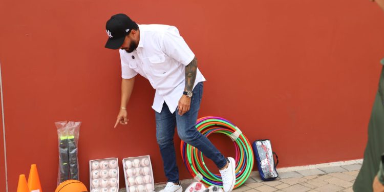 Entrega ISDE material deportivo a Juan José Ríos