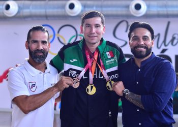 Recibe Julio Cascajares al medallista Javier Armenta