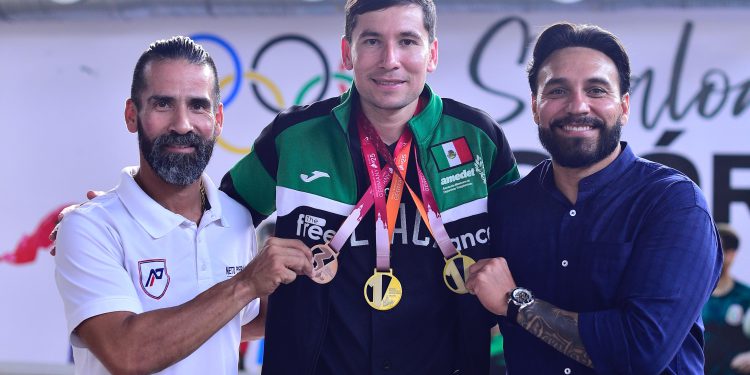 Recibe Julio Cascajares al medallista Javier Armenta