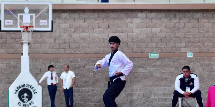 DOMINA ELDORADO POOMSAE AL INICIAR EL TAEKWONDO