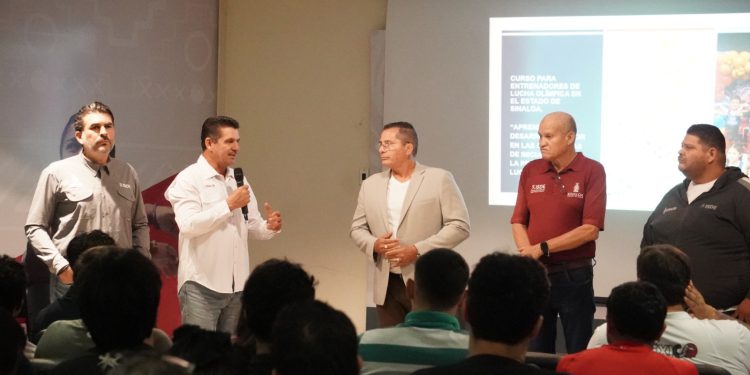 CAPACITAN ENTRENADORES DE LUCHA; FORTALECERÁ EL DESARROLLO EN SINALOA