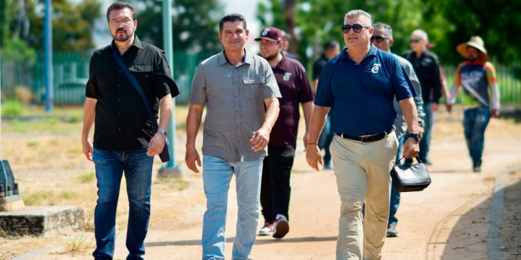 ISDE Y TOMATEROS COORDINAN TRABAJOS PARA ALISTAR CAMPOS DE BÉISBOL DEL CAR